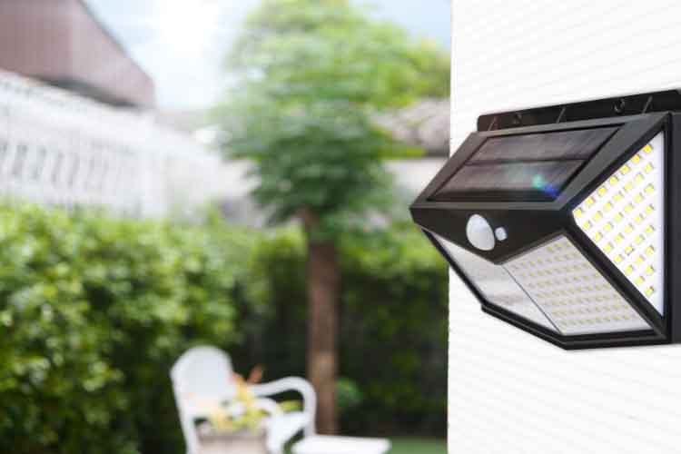 how long do solar garden lights last
